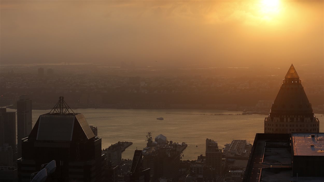 Soleil couchant sur la rivière Hudson, vue du Rockefeller Center, à New York, le 30 juin 2013