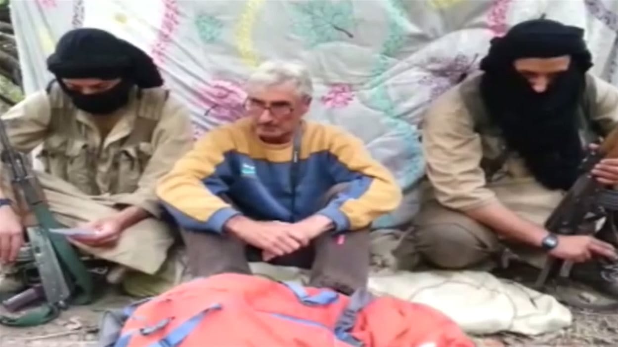 L’otage français Hervé Pierre Gourdel entre deux membres du groupe Djound al-Khilafa, lié à l'État islamique.