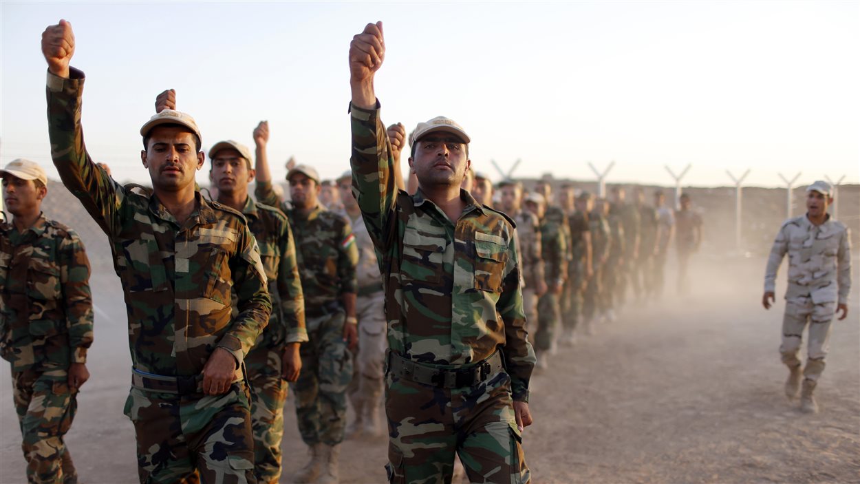 Soldats kurdes en formation
