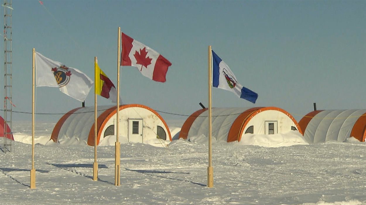 Station dans l'Arctique avec drapeaux