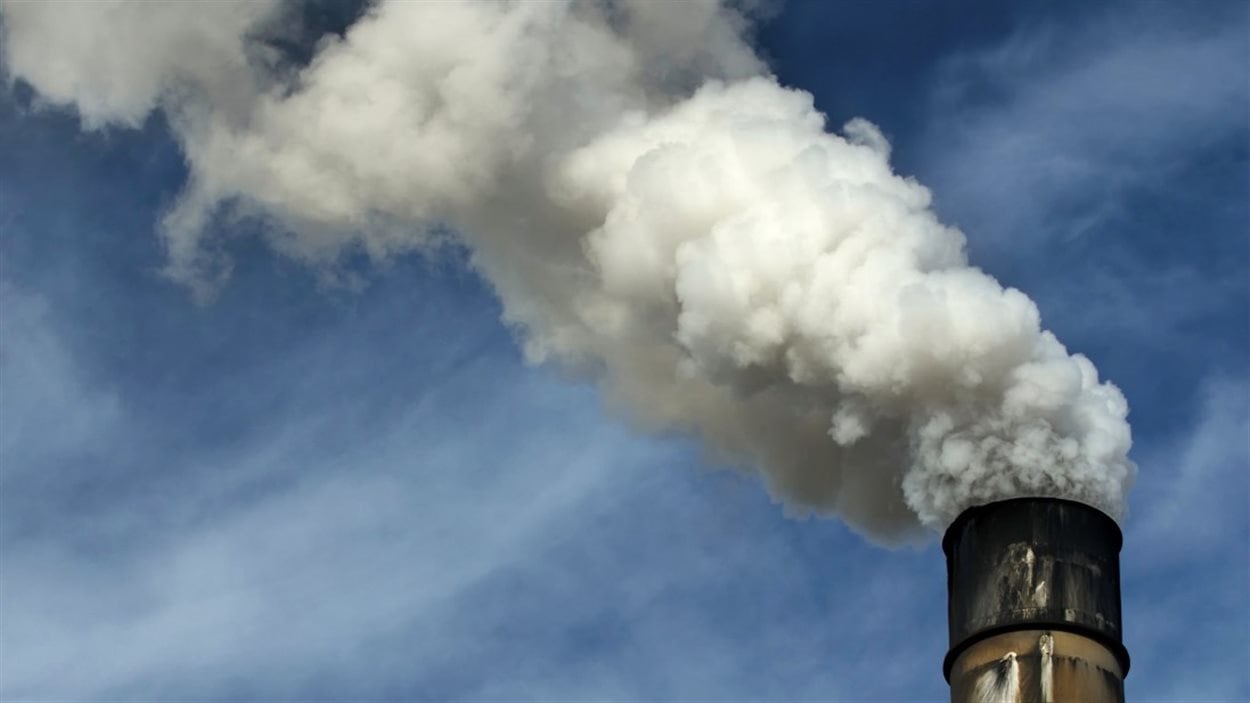 Une cheminée industrielle polluante