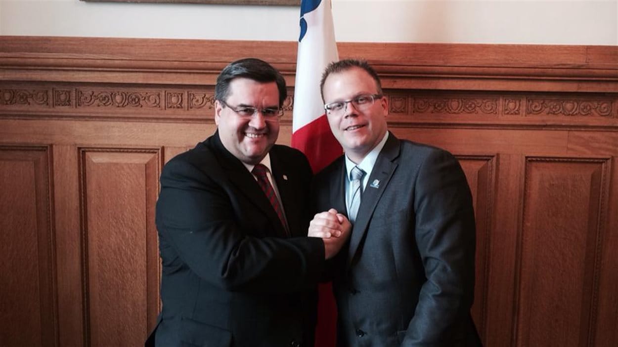 Le maire de Montréal, Denis Coderre, et le maire des Îles-de-la-Madeleine, Jonathan Lapierre
