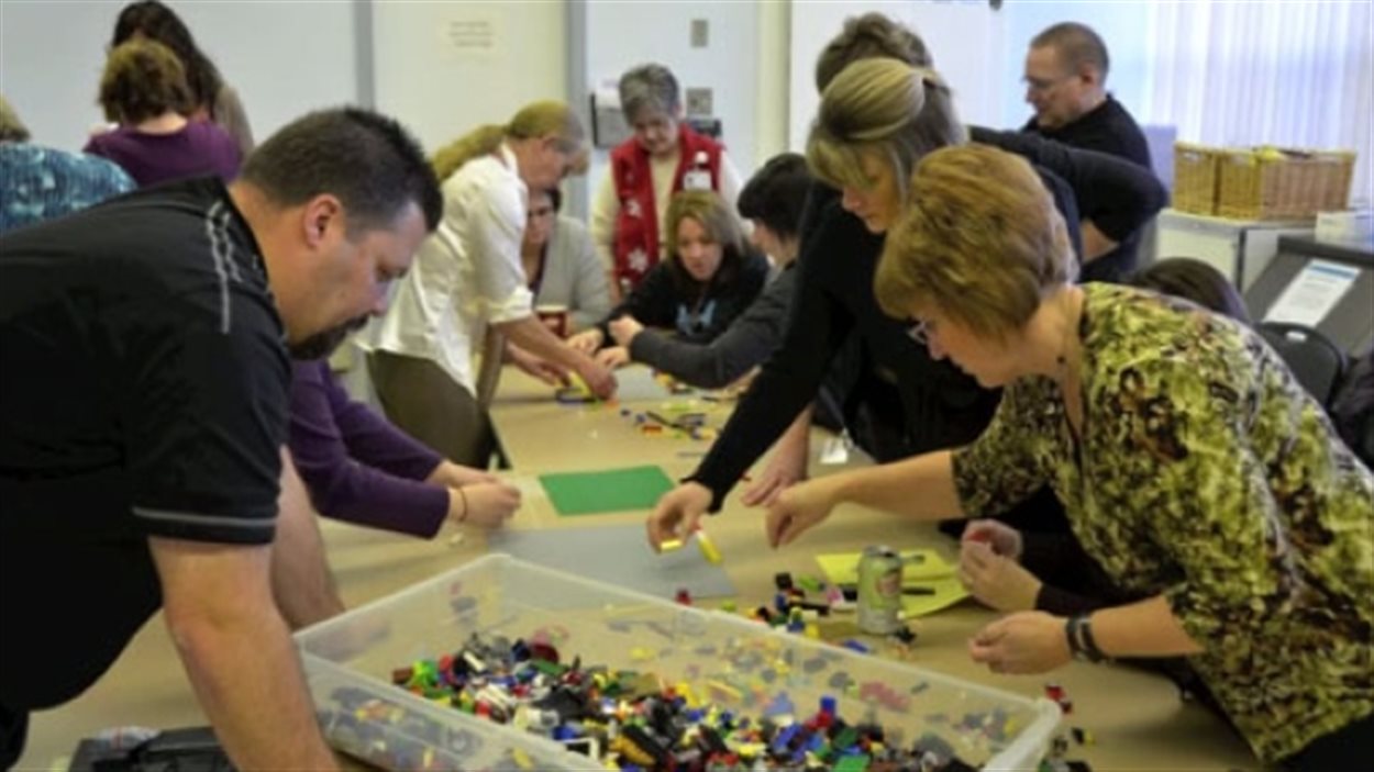 Les idées illustrées avec les blocs Legos ont servi à identifier des besoins du futur centre de santé de Leader.