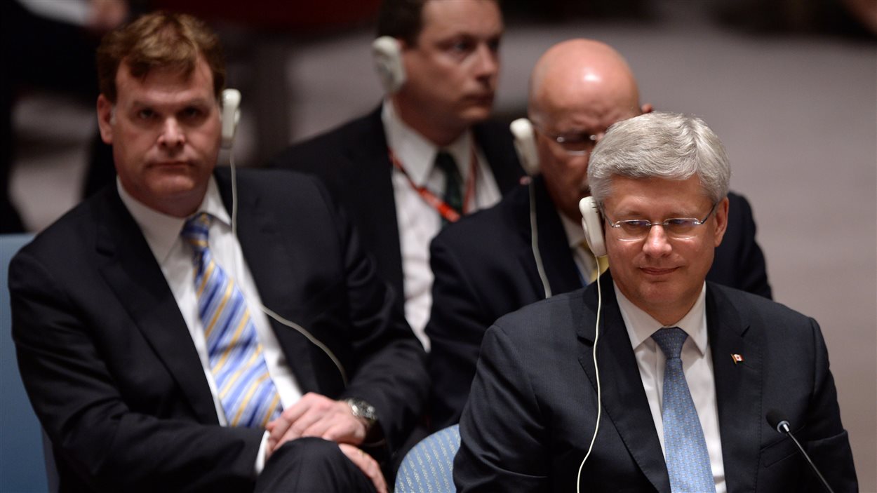 Le premier ministre Stephen Harper, à droite, et le ministre des Affaires étrangères, John Baird