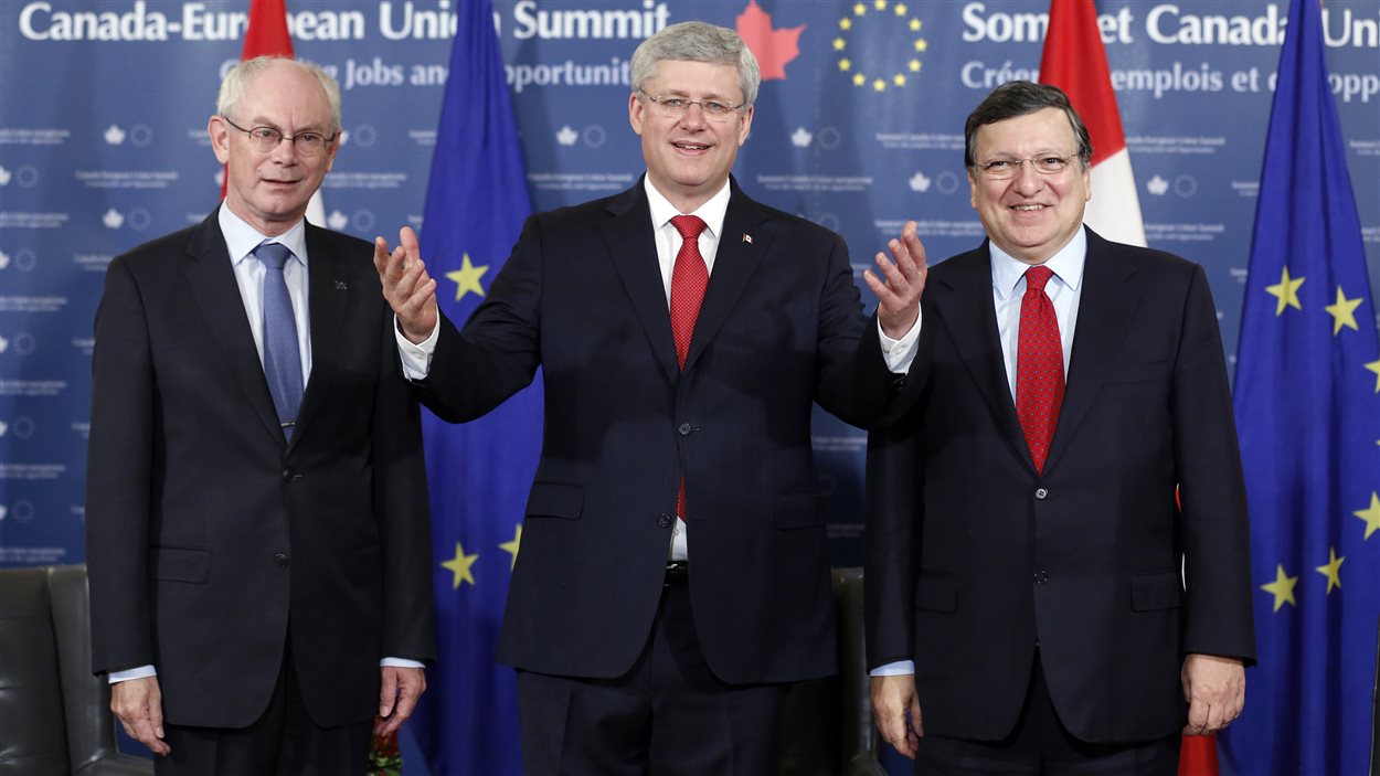 Le président du Conseil européen, Herman Van Rompuy, le premier ministre canadien, Stephen Harper, et le président de la Commission européenne, José Manuel Barroso