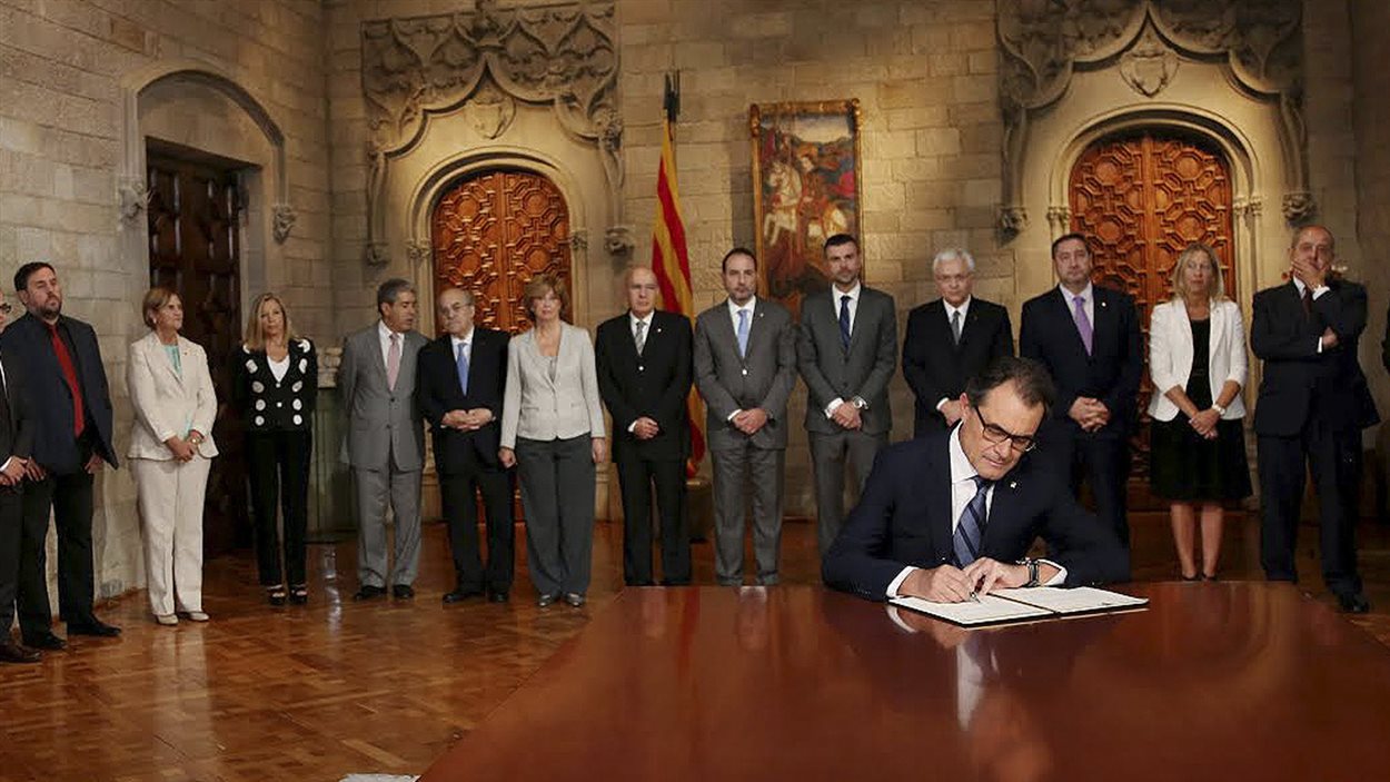 Le président du gouvernement catalan Artur Mas signe un décret prévoyant la tenue d'un référendum sur l’indépendance le 9
novembre.