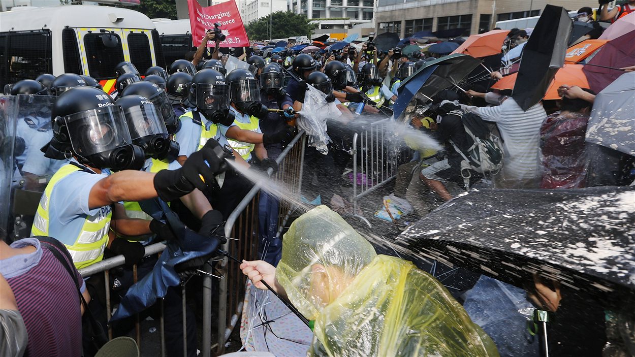 Des manifestants se font poivrer à Hong Kong.