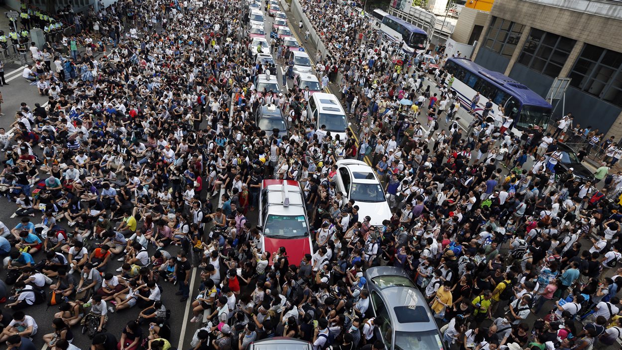 Des dizaines de milliers de manifestants ont bloqué le trafic à Hong Kong.
