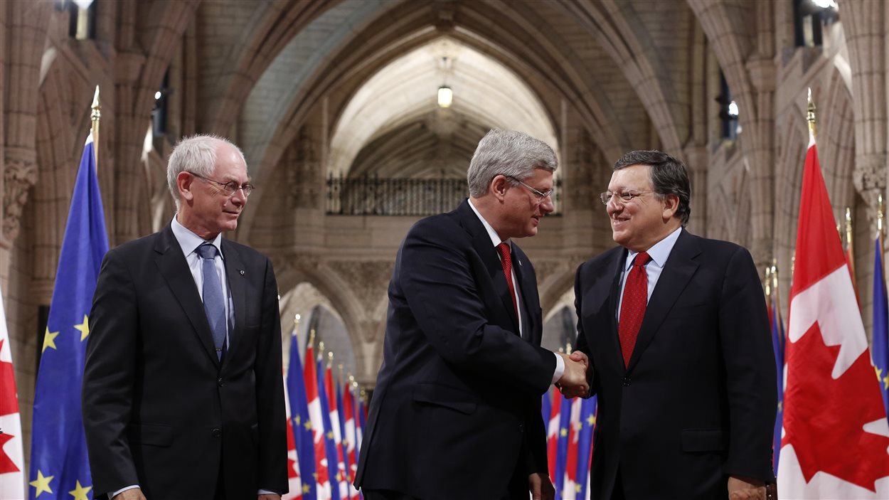 Le président du Conseil européen, Herman Van Rompuy, le premier ministre canadien, Stephen Harper, et le président de la Commission européenne, José Manuel Barroso