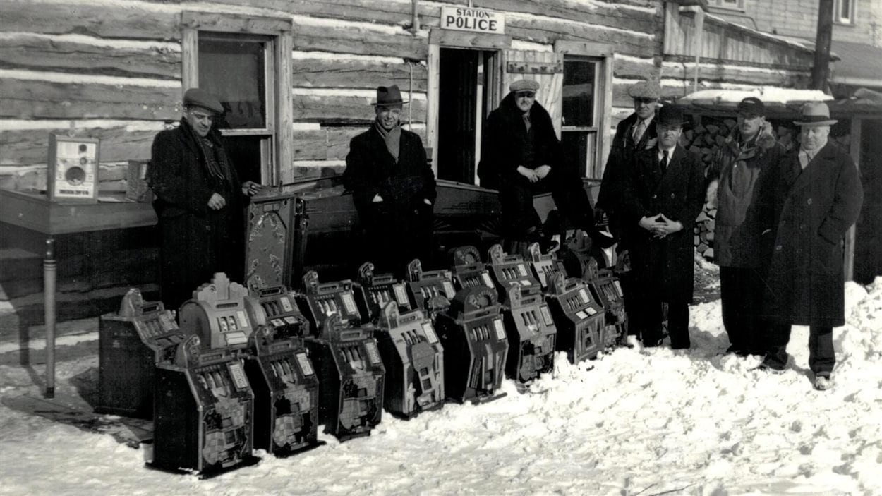 Saisie de machines à sous à Val-d'Or, hiver 1936.
