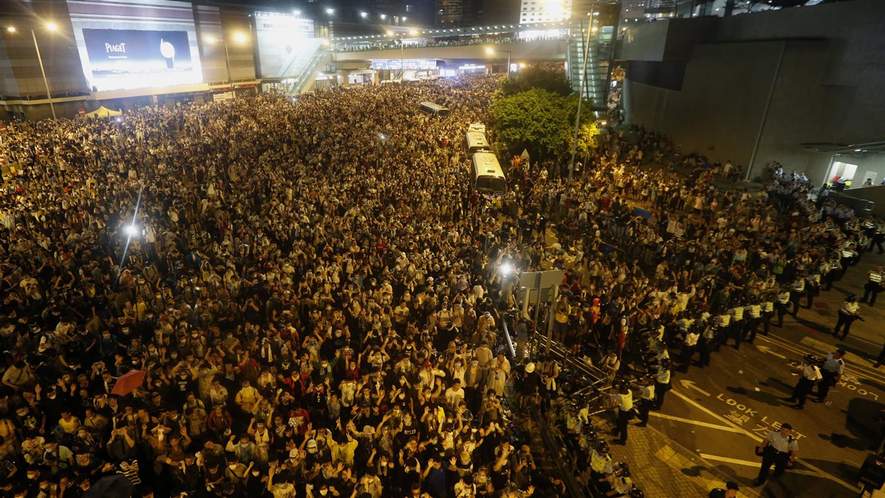 Les manifestants ont bloqué le boulevard principal menant au centre financer de Hong Kong.