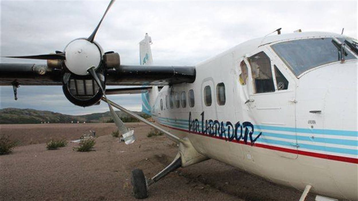 Un débris de l'avion est entré dans la cabine de pilotage après avoir fracassé la carlingue.