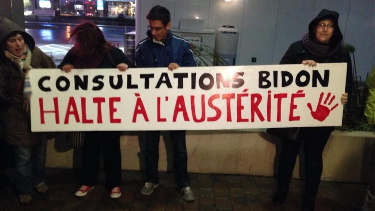 Des manifestants ont accueilli les participants au premier forum de la Commission d'examen sur la fiscalité québécoise, lundi soir à Lévis.