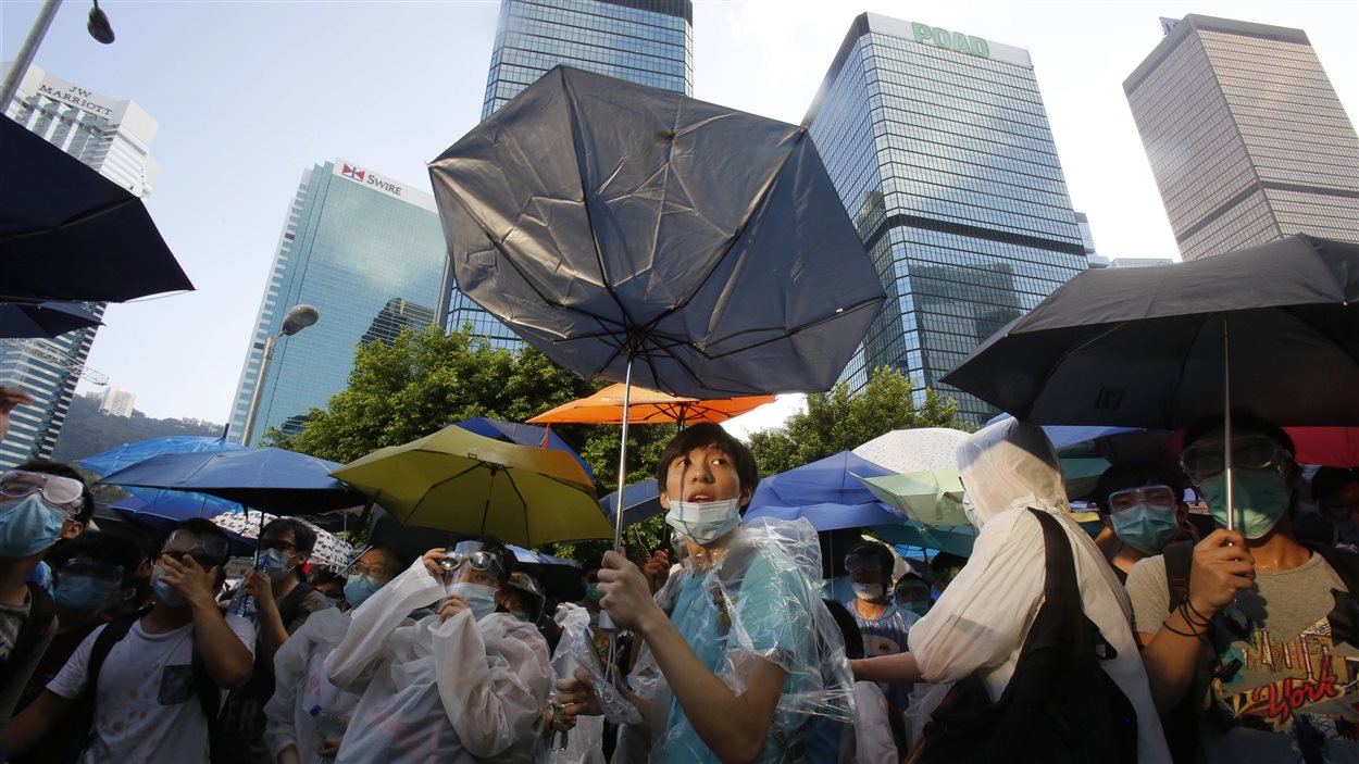 Une manifestante avec un parapluie à Hong Kong.