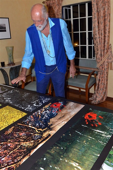 Mick Fleetwood consulte ses photographies.