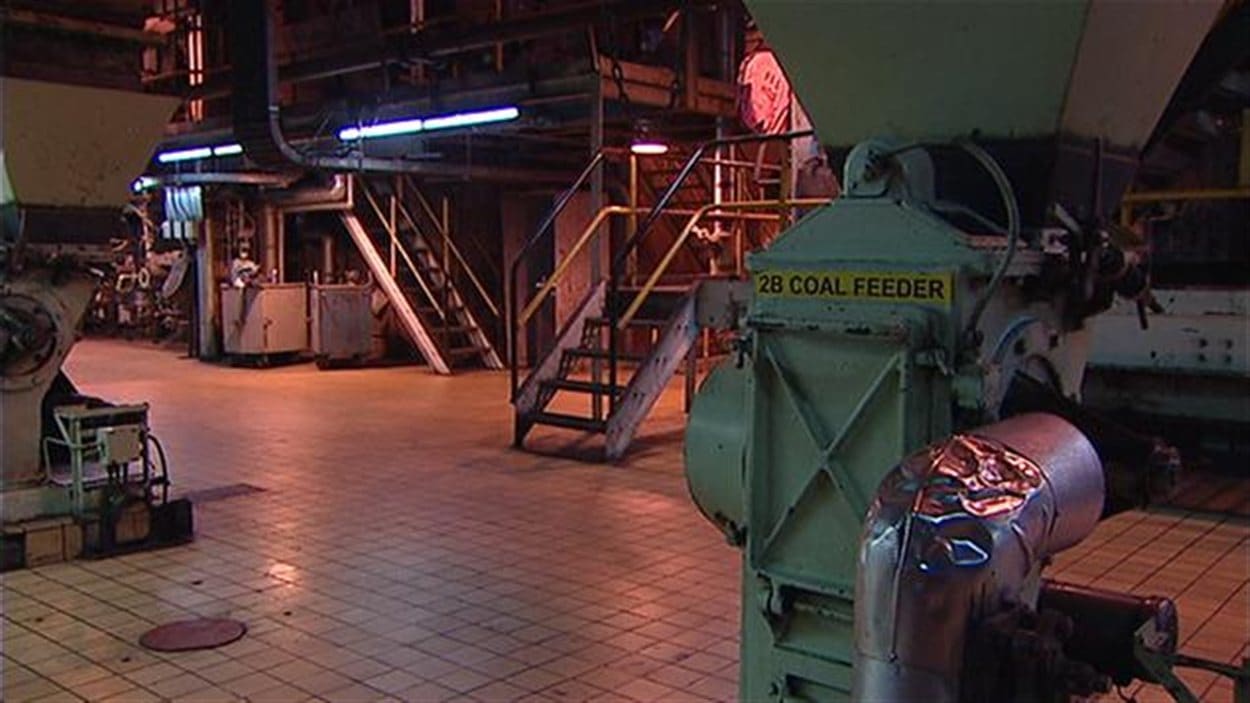 Intérieur de la centrale Boundary Dam avec son dispositif d'alimentation en charbon.