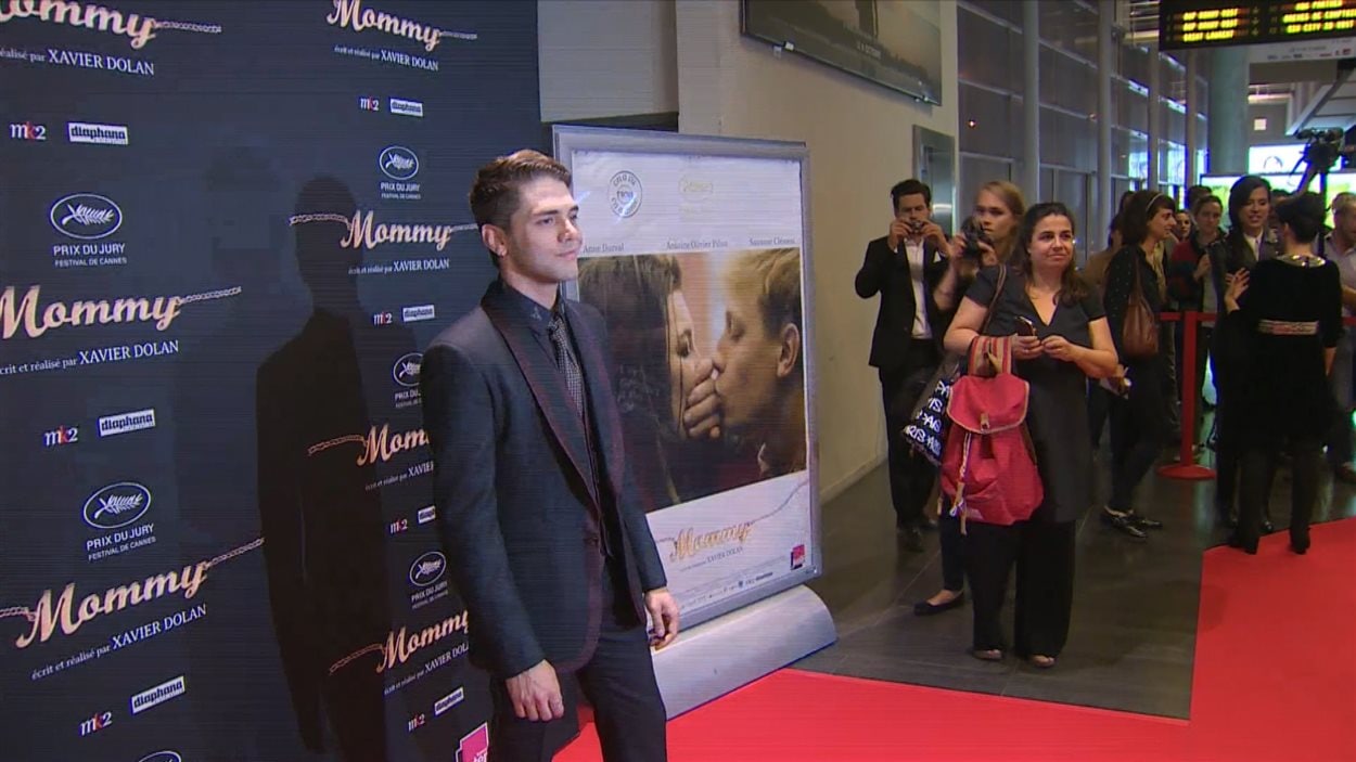 Xavier Dolan sur le tapis rouge de la première parisienne de « Mommy »