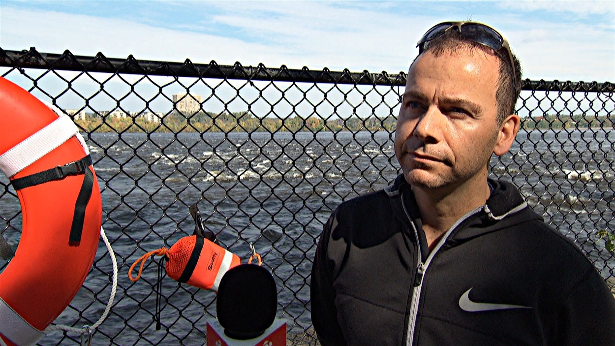 Daniel Leblanc, un résident de Gatineau, a installé une bouée de sauvetage sur une clôture donnant sur la rivière des Outaouais pour prévenir les noyades près des rapides de l'île Bate.