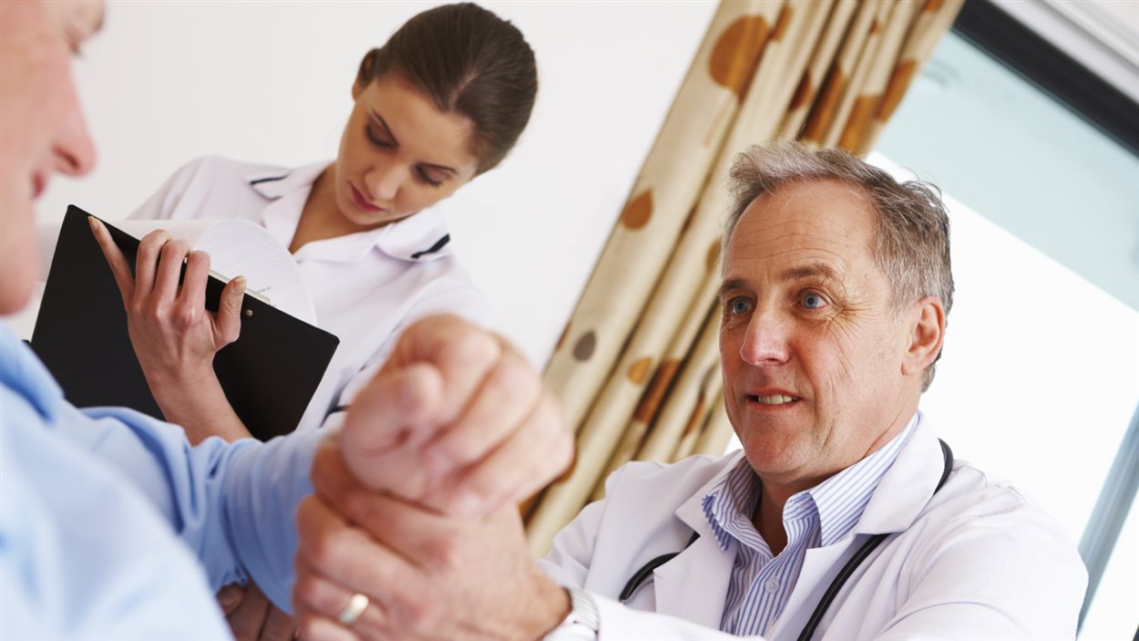 Deux professionnels de la santé s'occupent d'un patient.