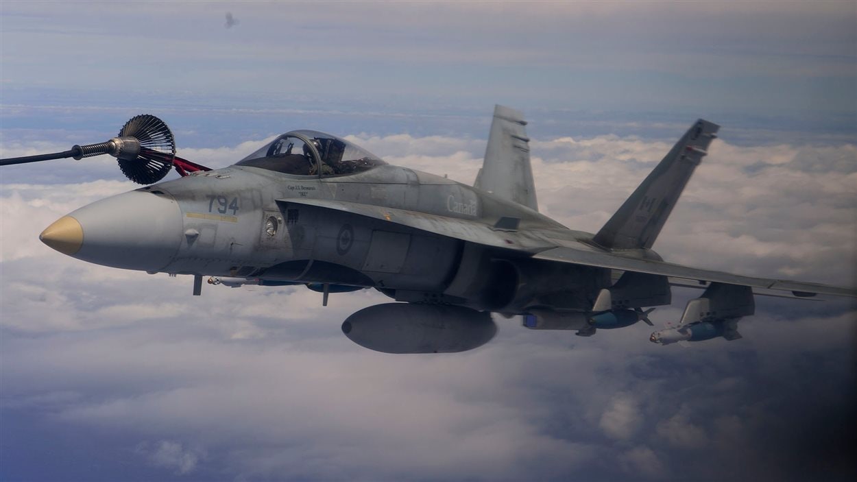 Un chasseur CF-18 de l'armée canadienne