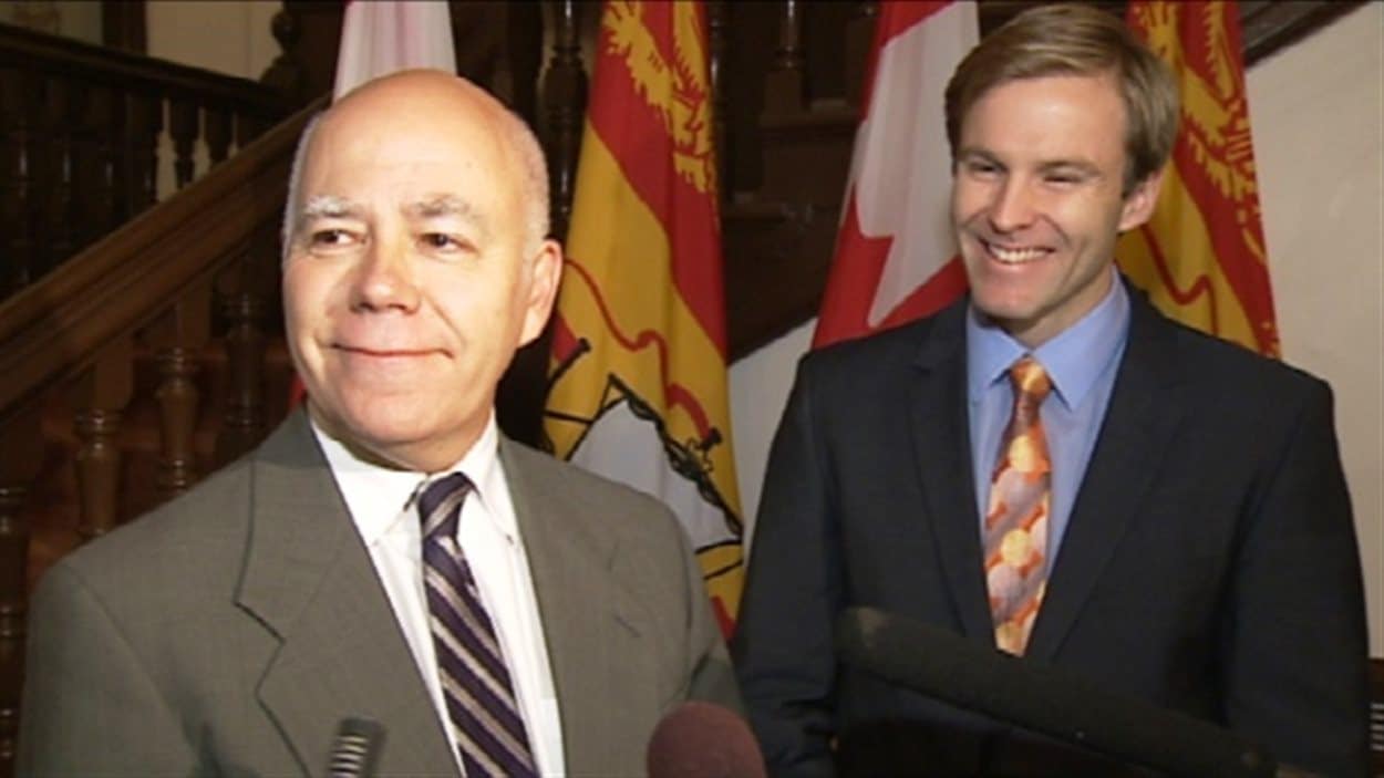 Le chef du Parti vert, David Coon (à gauche) et le premier ministre désigné du Nouveau-Brunswick, Brian Gallant.