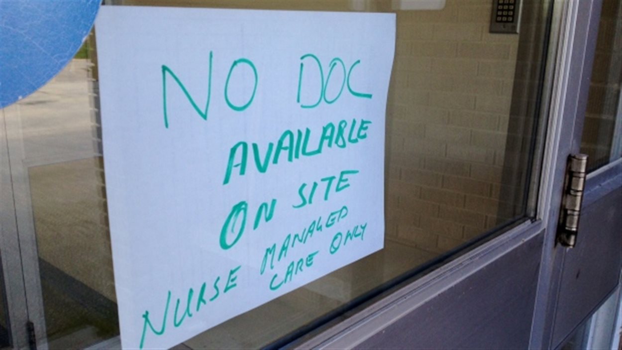 Cette affiche, placée sur la porte de l'hôpital général Lakeshore vendredi, indique que seules des inirmières sont présentes à l'urgence.