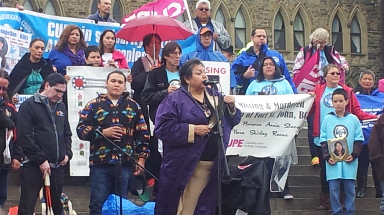 Une centaines de personnes ont participé à une vigile à Ottawa, en l'honneur des femmes autochtones portées disparues