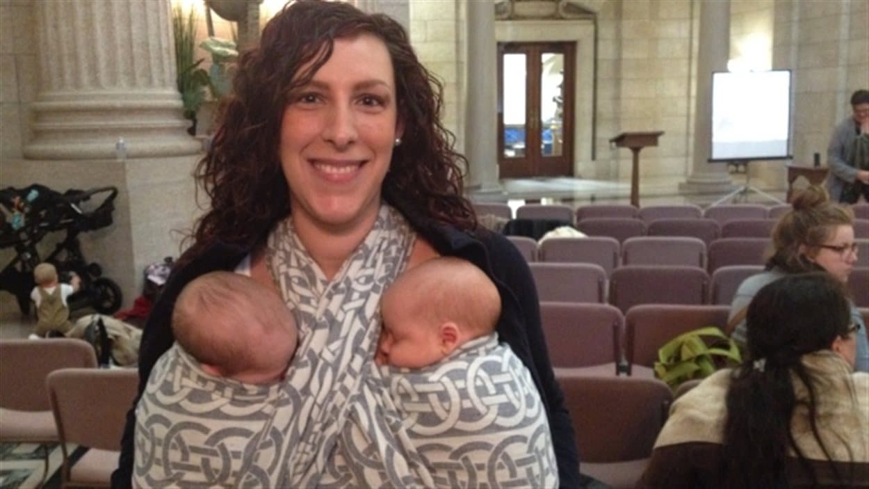 Annick Rauch allaite ses jumeaux, âgés de cinq mois, au Palais législatif du Manitoba.