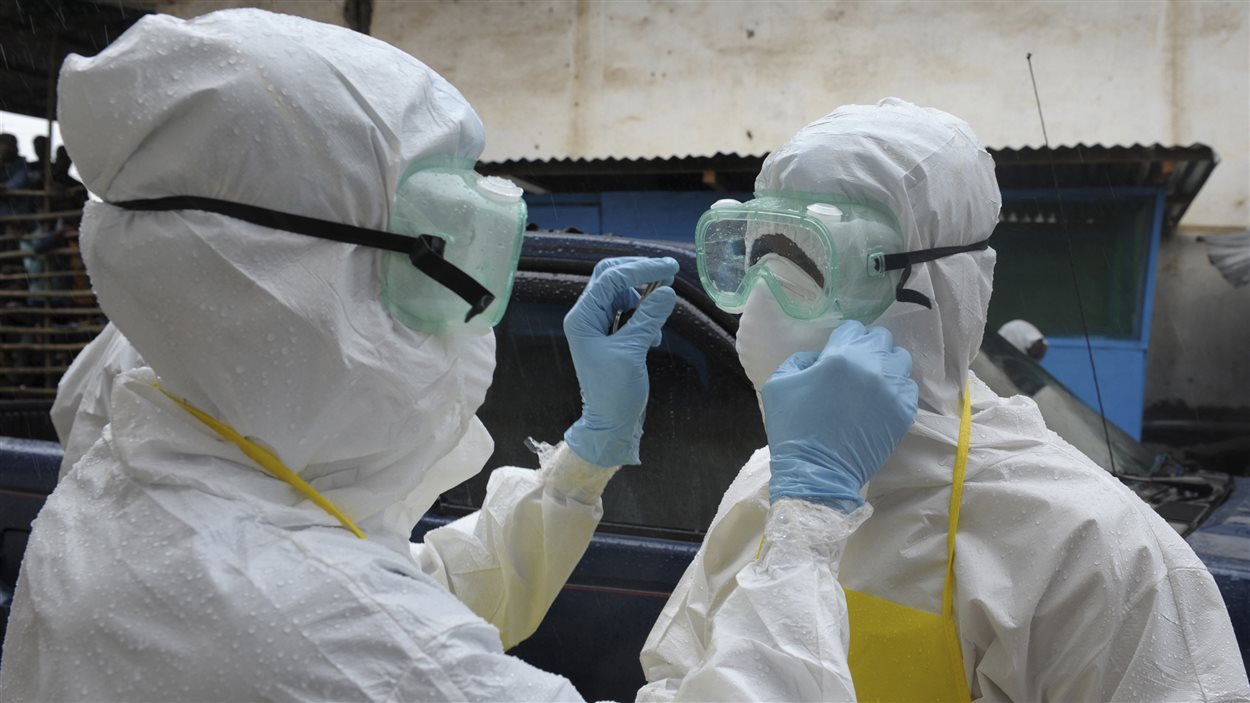 Des travailleurs de la santé portent des vêtements de protection contre le virus Ebola à Monrovia, au Liberia.