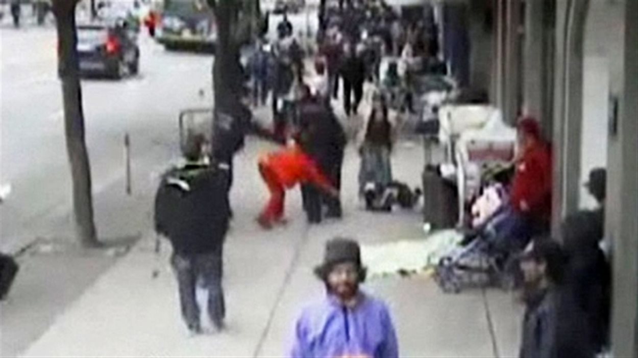 Une capture d'écran de la vidéo montrant l'agent Taylor Robinson en train de pousser Sandy Davidsen au sol, en juin 2010, dans le Downtown Eastside de Vancouver.