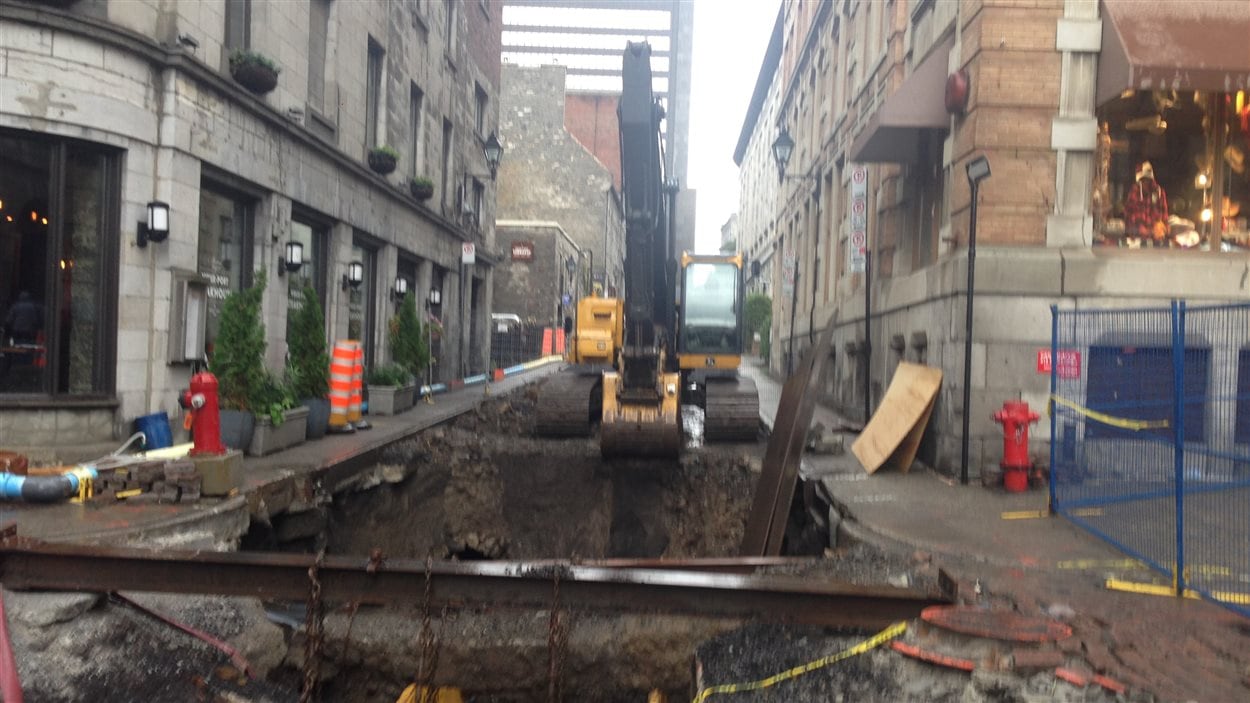 La pluie a provoqué un effondrement du sol dans le Vieux-Montréal là où des travaux d'excavations étaient en cours.