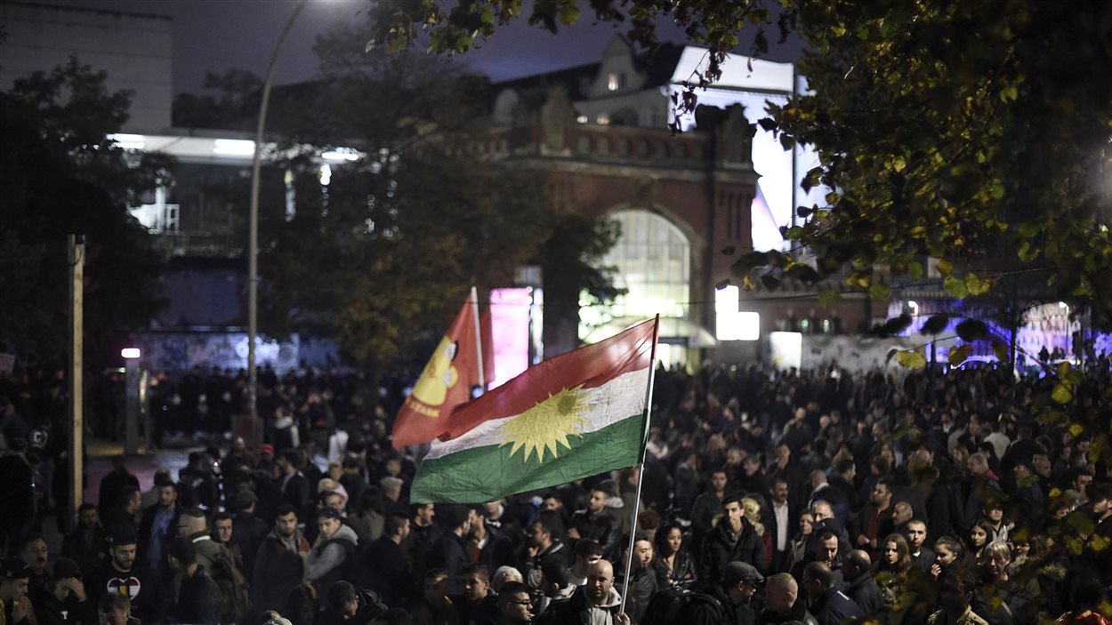 Des manifestants portent le drapeau du Parti des travailleurs du Kurdistan (PKK-interdit) durant un rassemblement contre le groupe armé État islamique à Hambourg en Allemagne le 8 octobre 2014.