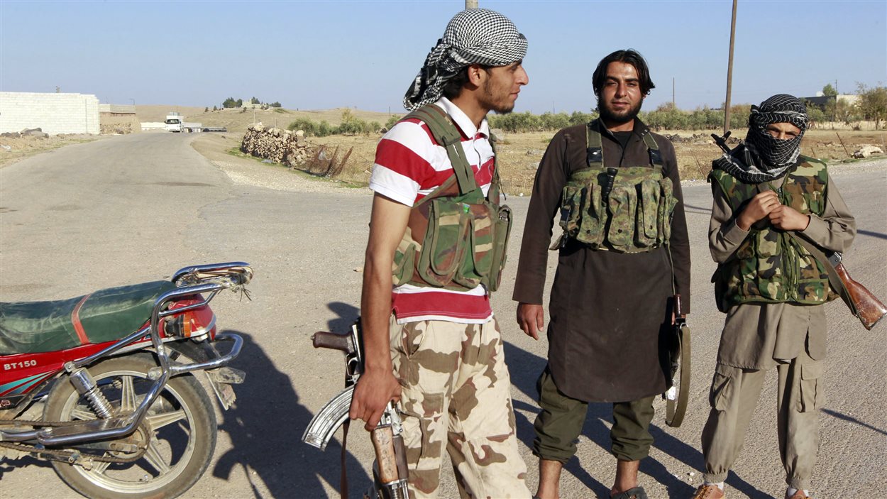 Des djihadistes tiennent une intersection en préiphérie de Kobané.