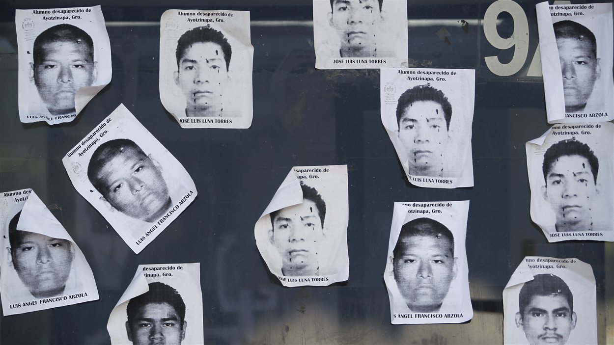 Des photos d'étudiants mexicains disparus sont affichées à un poste de péage