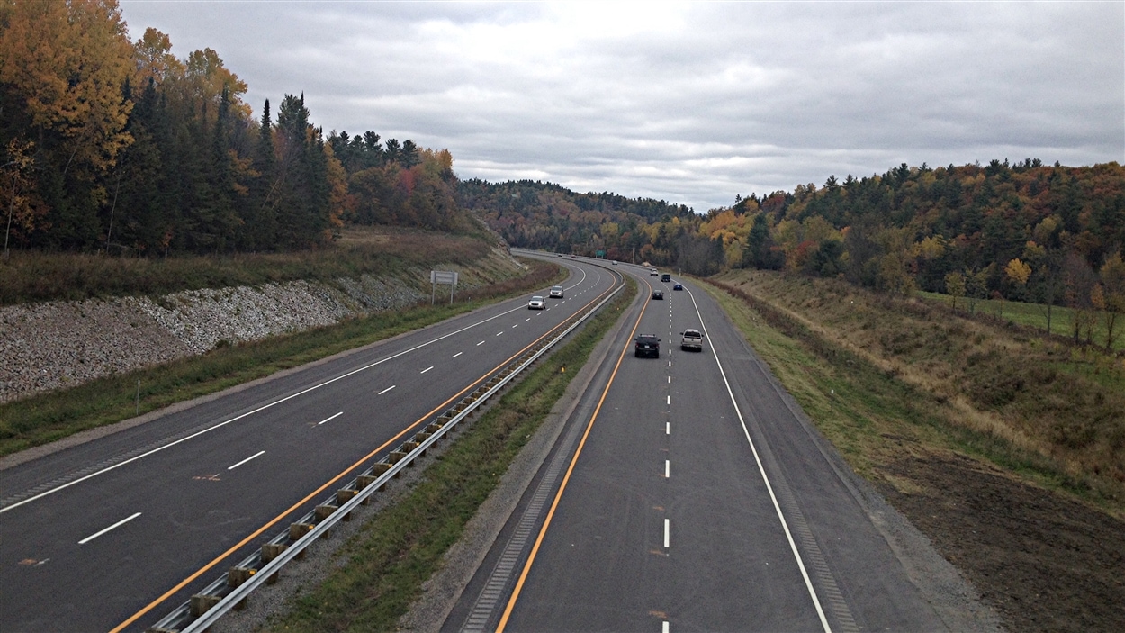 Les automobilistes peuvent emprunter le nouveau tronçon de l'autoroute 5, entre les chemins Maclaren et de la Rivière. (10-10-14)