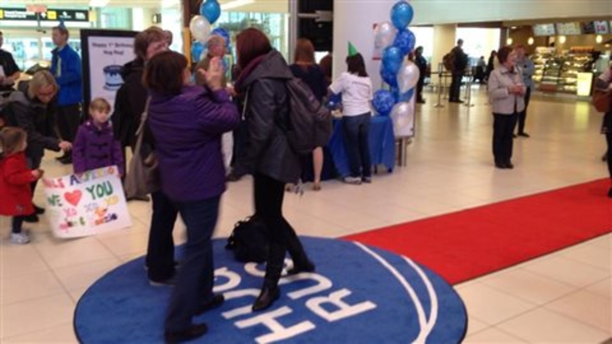 Le tapis « Hug Rug » de l'aéroport est toujours unilingue RadioCanada