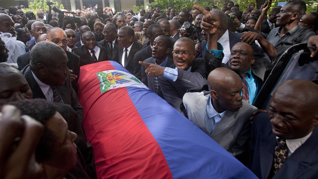 Des centaines de personnes aux funérailles de Jean-Claude Duvalier |  Radio-Canada.ca