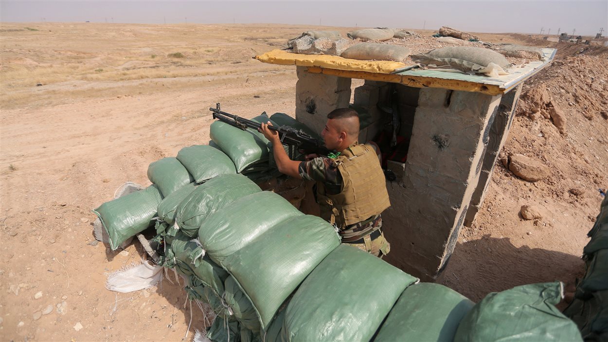 Un chiite irakien tient une position à Qara Tappa, dans le nord de l'Irak.