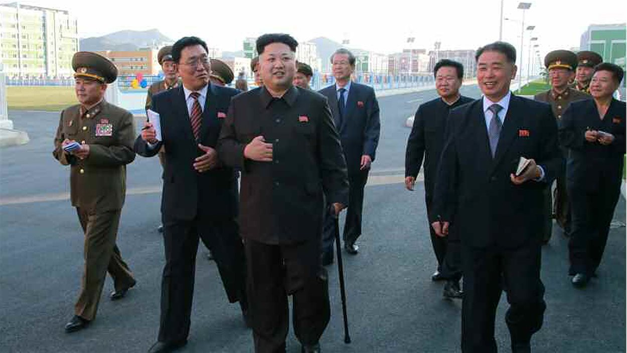 Kim Jong-un, marchant avec une canne après avoir disparu pendant six semaines