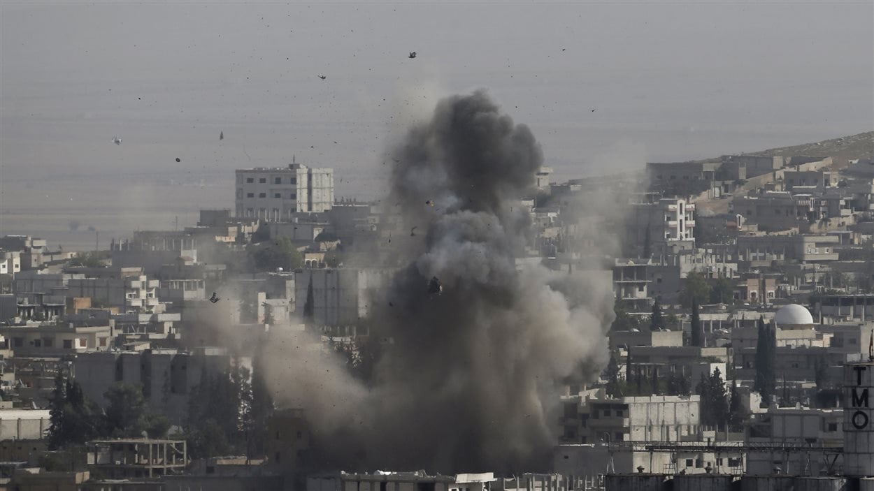 La coalition contre le groupe armé État islamique a mené de nouvelles frappes aériennes sur Kobané, en Syrie, lundi.