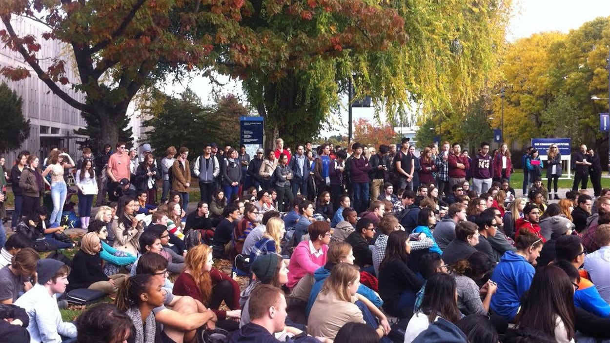 Quelques centaines d'étudiants se sont rassemblés à UBC mardi, pour discuter de comment s'opposer aux augmentations des prix scolaires, annoncés par l'administration.