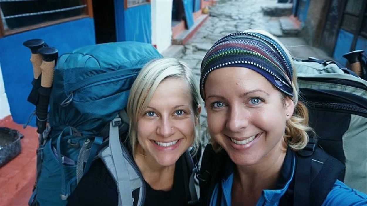 Une photo de Jane Van Criekingen (à gauche), et Virginia Schwartz (à droite) datant du 9 octobre a été publiée sur une page Facebook visant à identifier les randonneurs partis au Népal.
