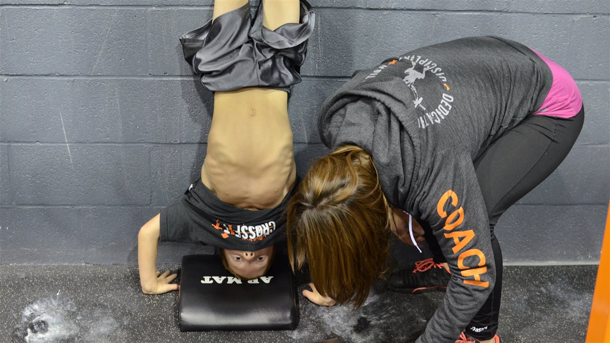 Un jeune garçon durant son entraînement « crossfit »