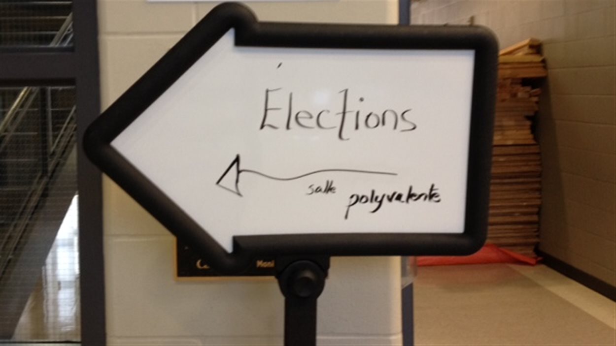 Élections de commissaires scolaires pour la région urbaine à l'École Léo-Rémillard.
