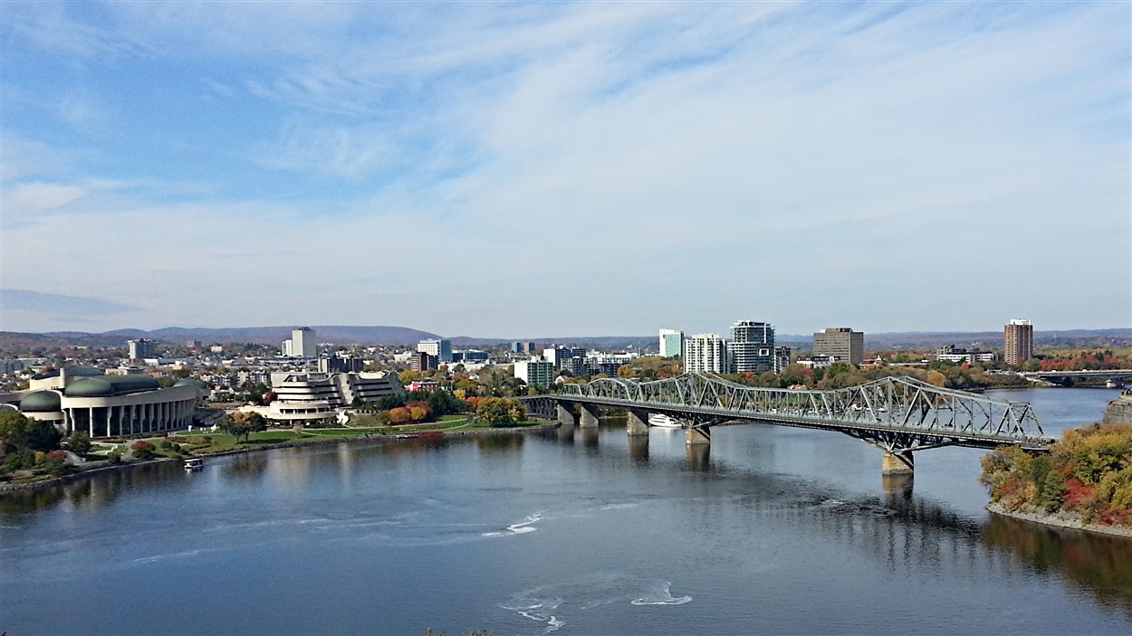 Le pont Alexandra à Ottawa menant vers le Musée canadien de l'histoire (à g.) (13-10-16)