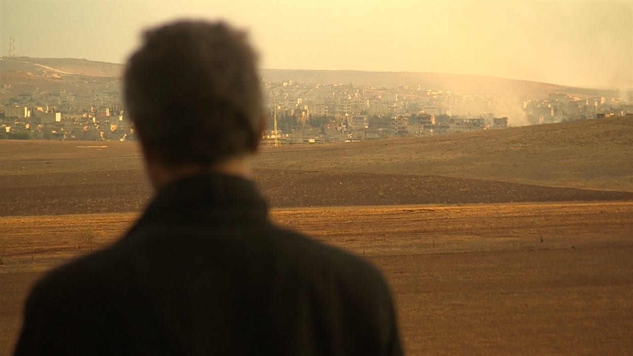 À la frontière entre la Turquie et la Syrie, des centaines de milliers de réfugiés kurdes observent les combats à Kobané,