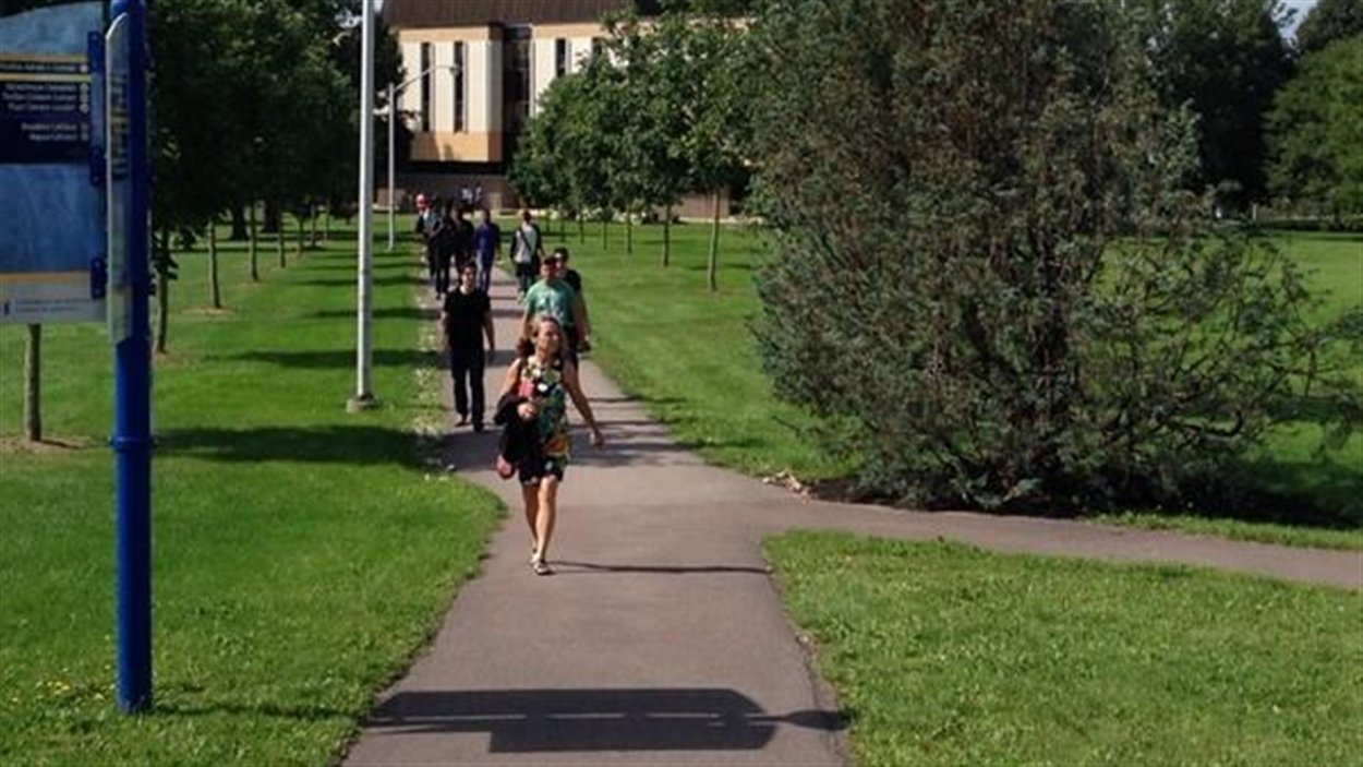 Des étudiants internationaux croient que l'Université de Moncton devrait imiter l'Université d'Ottawa en nivelant les droits de scolarité.
