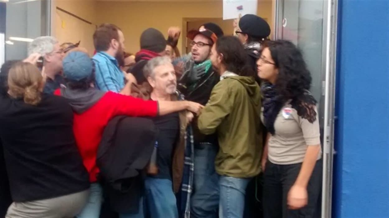 Les manifestants qui occupaient le centre de tri de Postes Canada à Repentigny ont été poussés dehors par la police