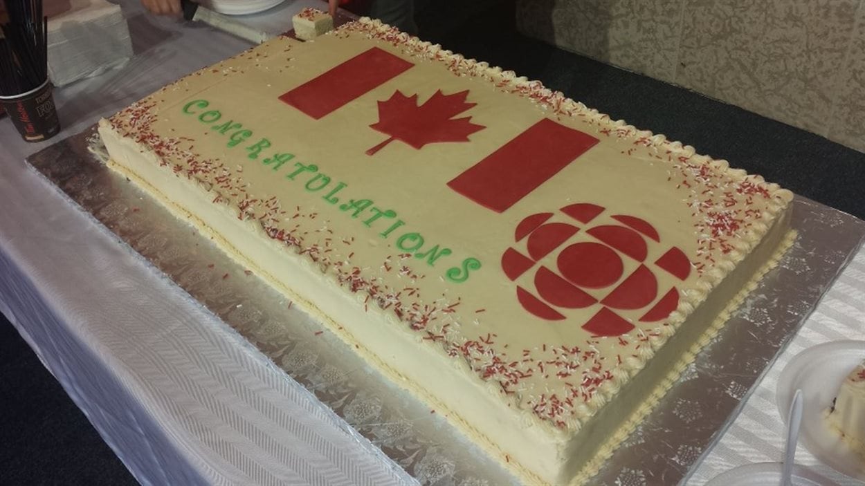 Une Ceremonie Officielle Pour Accueillir 60 Nouveaux Canadiens Radio Canada Ca