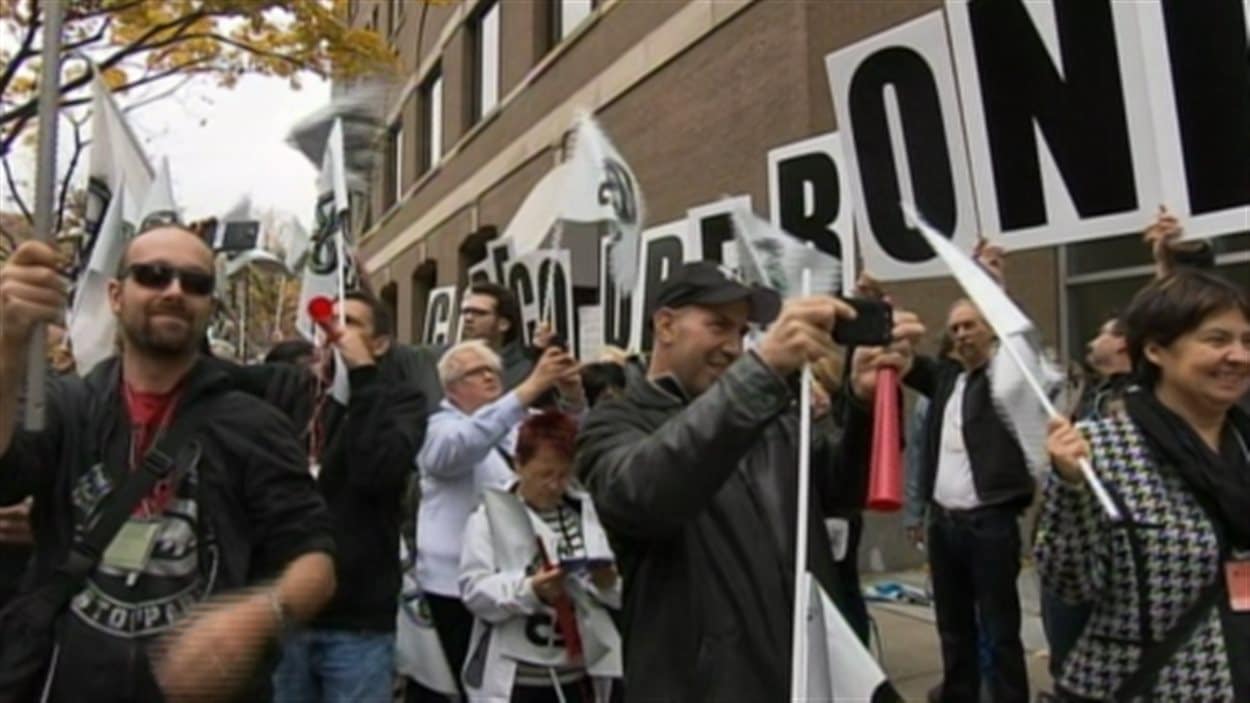 Des manifestants devant les bureaux de Philippe Couillard